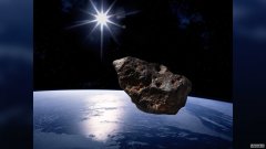 巨型111英尺小行星以22000英里每小时的速度掠过地球，这是太空岩石115年来最接近地球的遭遇。