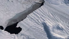 濒临灭绝的南极冰川可能很快会形成一个巨大的新冰山，其面积是曼哈顿的4倍。