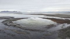 罕见的“火星”矿物丘出现在犹他州的大盐湖
