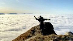 杏3沐鸣平台跑步者在令人惊叹的视频和照片中慢跑“云层之上”