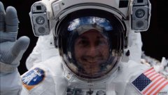宇航员迈克·马西米诺描述了太空的隔离，提供了冠状病毒检疫和封锁建议