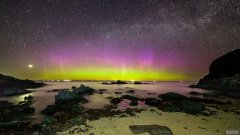 苏格兰海滩上空的北极光以令人震惊的图片呈现