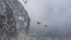 视频显示，杏3沐鸣平台当巨石像流星一样从山腰落下时，司机被困住了