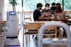 沐鸣测速机器人咖啡师被派去帮助咖啡馆里的社交距离