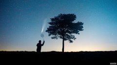男子与NEOWISE彗星“打”羽毛球的照片走红网络