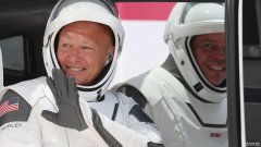杏3沐鸣平台NASA宇航员Doug Hurley和Bob Behnken正准备乘坐SpaceX太空舱历史性地返回地球