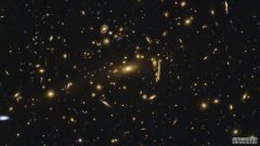 在星系团中聚集的暗物质使光线弯曲得出奇的好