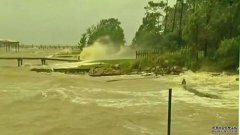 飓风莎莉之眼，波涛汹涌的海面显示风暴潜伏在海湾沿岸